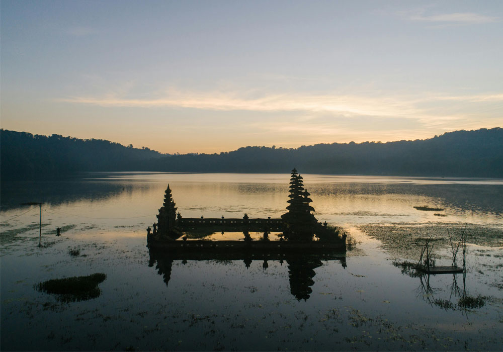 Bedugul - sunset at Temblingan Lake